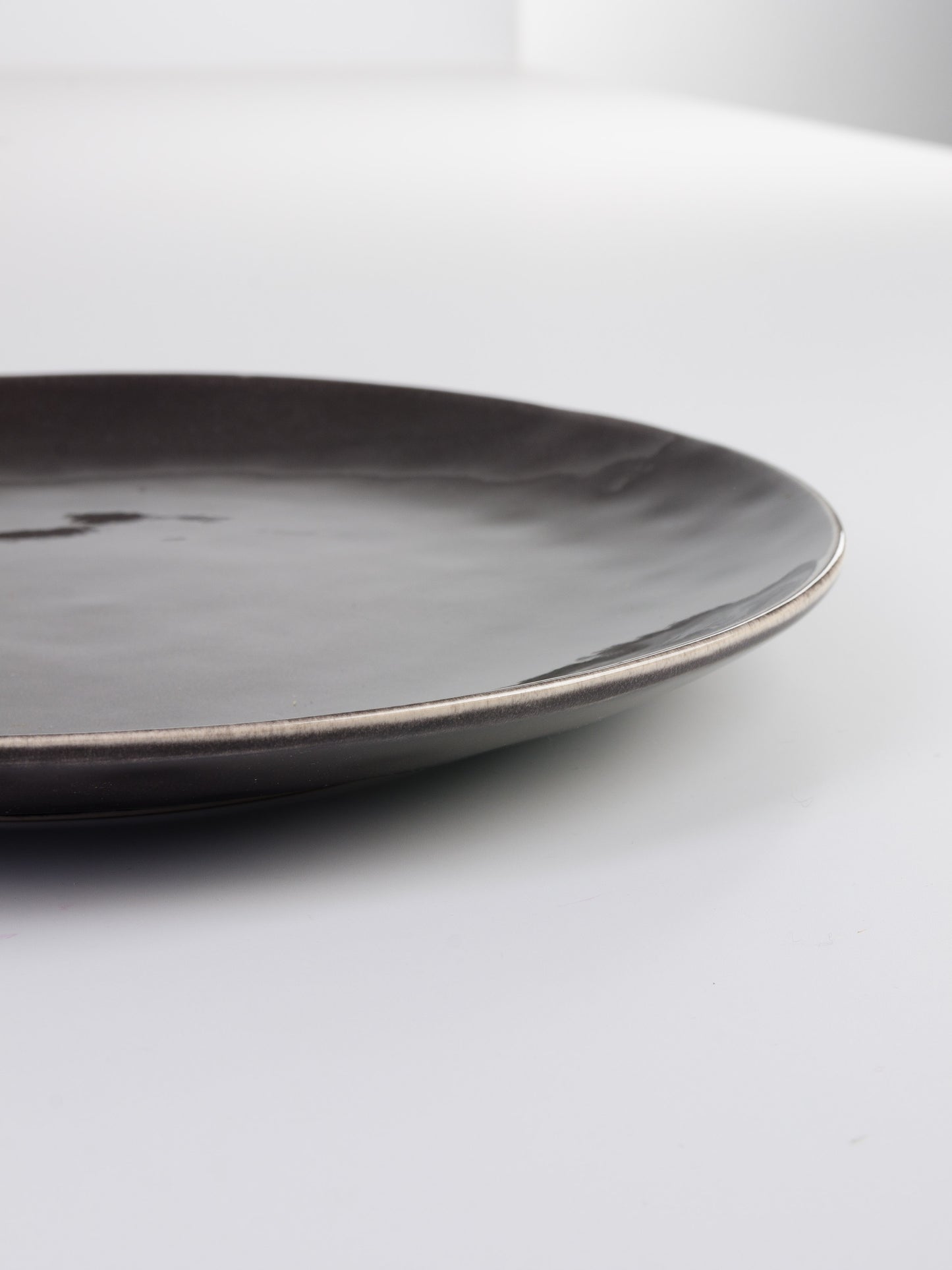 Piatto liscio grande Carbone, Gres smaltato reattivo Ø31 x H3,3 cm Broste
